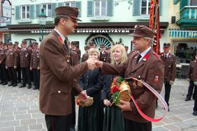 Übergabe des neuen Schnapsfasses
